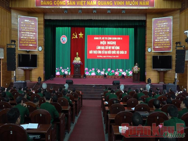 Tiến hành bỏ phiếu tín nhiệm, 100% cử tri và đại diện lãnh đạo, chỉ huy các cơ quan, đơn vị nhất trí giới thiệu các tướng lĩnh, sĩ quan kể trên ứng cử đại biểu Quốc hội khóa XV. Ảnh: Quân khu 5.