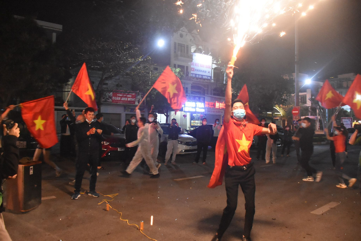 Người dân Chí Linh dù vui mừng vẫn chấp hành đúng quy định về phòng, chống dịch bệnh.