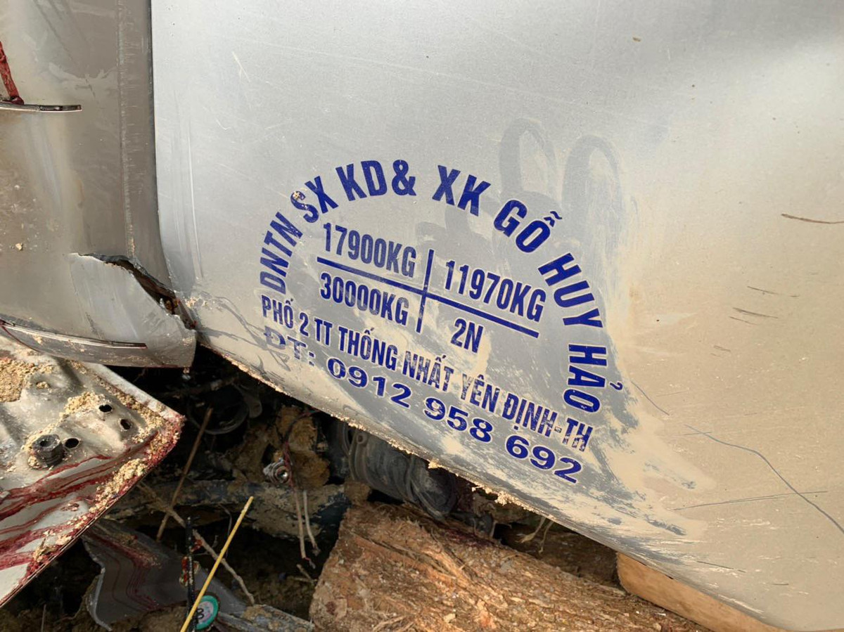 Cục Đăng kiểm Việt Nam thông tin, phương tiện trong vụ tai nạn là ô tô tải mang biển kiểm soát 36C-136.40, số loại: CHENGLONG-HUH/YC6L310-33-MB, sản xuất năm 2015 tại Việt Nam. Chủ xe theo đăng ký là doanh nghiệp sản xuất kinh doanh và xuất khẩu Gỗ Huy Hảo tại huyện Yên Định, Thanh Hóa.