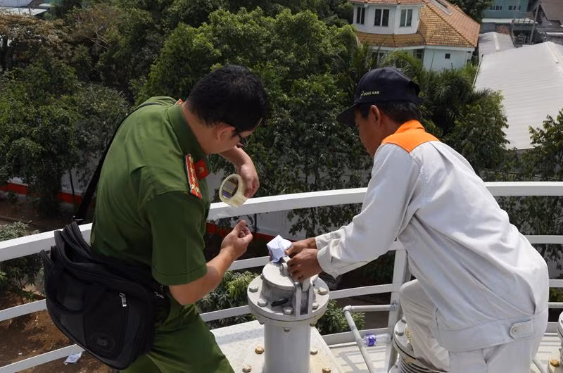 Công an niêm phong các bồn chứa.