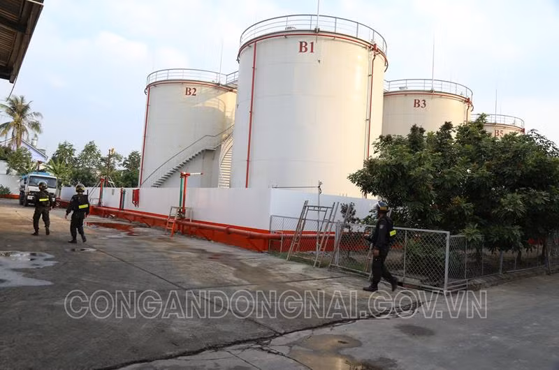 Đồng thời xây dựng 1 kho với 7 bồn chứa, tổng dung tích khoảng 4.500.000 lít.