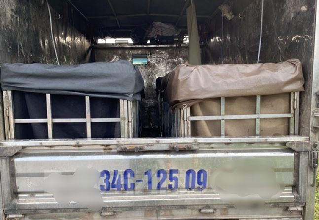 Phat hon 60 trieu dong vu giau nguoi trong thung xe tai tron chot COVID-19