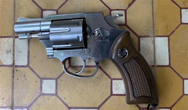  Khởi tố Phó chủ tịch HĐND huyện vì tàng trữ súng quân dụng: Sáng 13/3, lãnh đạo Phòng An ninh điều tra Công an tỉnh Bến Tre xác nhận cảnh sát đã khởi tố bị can đối với ông Lê Văn Trung (56 tuổi) - Phó chủ tịch HĐND huyện Thạnh Phú, Bến Tre về tội Tàng trữ trái phép vũ khí quân dụng, quy định tại khoản 1, Điều 304 Bộ luật Hình sự. Ông Trung bị cấm đi khỏi nơi cư trú.