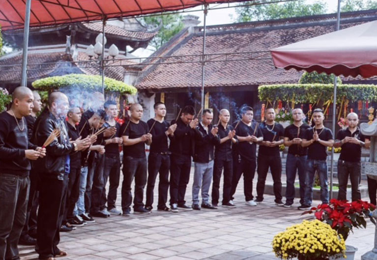 Dương thường khoe ảnh cùng đám đàn em trên mạng xã hội.