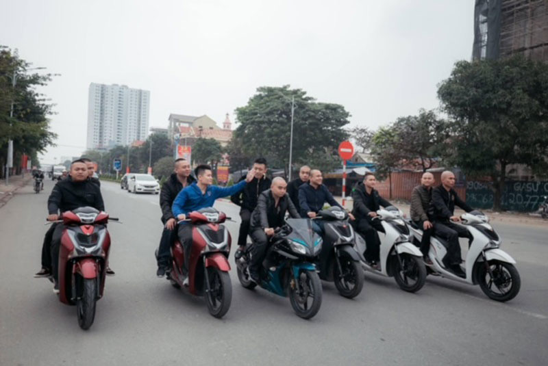 Dương thường khoe nhiều hình ảnh phản cảm.