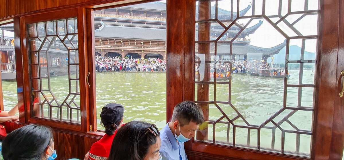 Đại diện Sở VH,TT&amp;DL Hà Nam cho biết, đã yêu cầu ban quản lý khu du lịch Tam Chúc thực hiện nghiêm việc đo thân nhiệt, khai báo y tế, sát khuẩn tay, đeo khẩu trang và giữ khoảng cách.