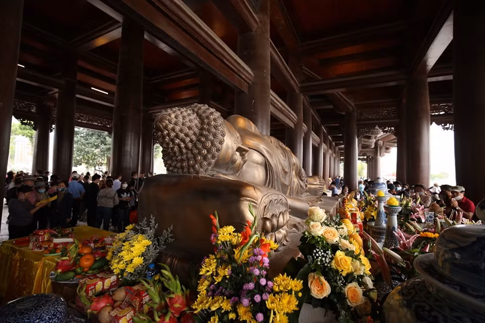 Lượng khách đến đông gây khó khăn cho công tác phòng, chống dịch COVID-19.