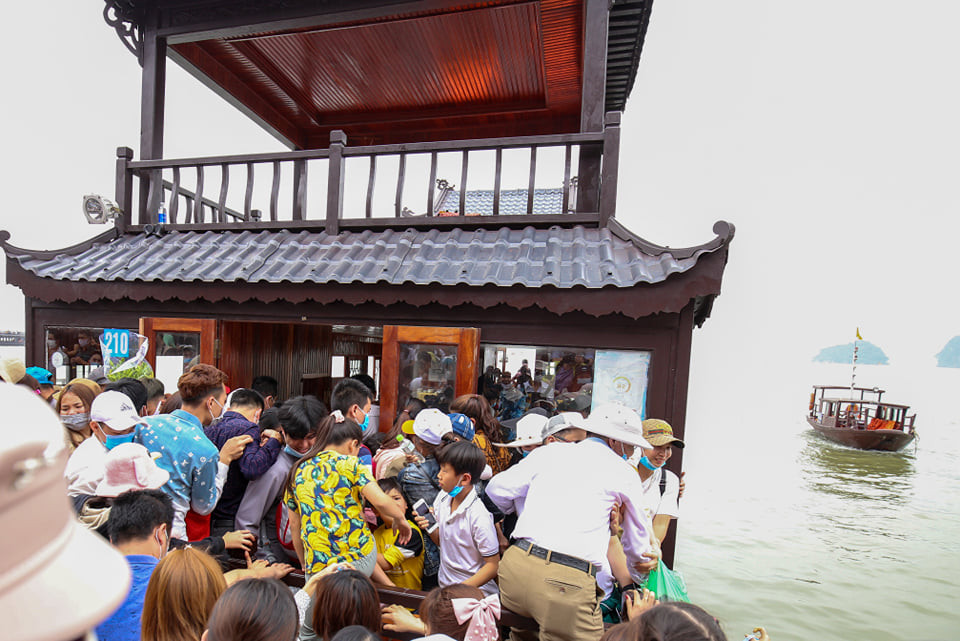 Để phòng chống dịch COVID-19, chùa Tam Chúc đã bố trí hệ thống loa phát thanh nhắc nhở người dân rửa tay sát khuẩn, đeo khẩu trang và đứng giãn cách, thậm chí phát khẩu trang miễn phí. Hàng trăm tình nguyện viên đo thân nhiệt, hỗ trợ khách khai báo y tế trực tiếp và khai báo qua QR-Code.