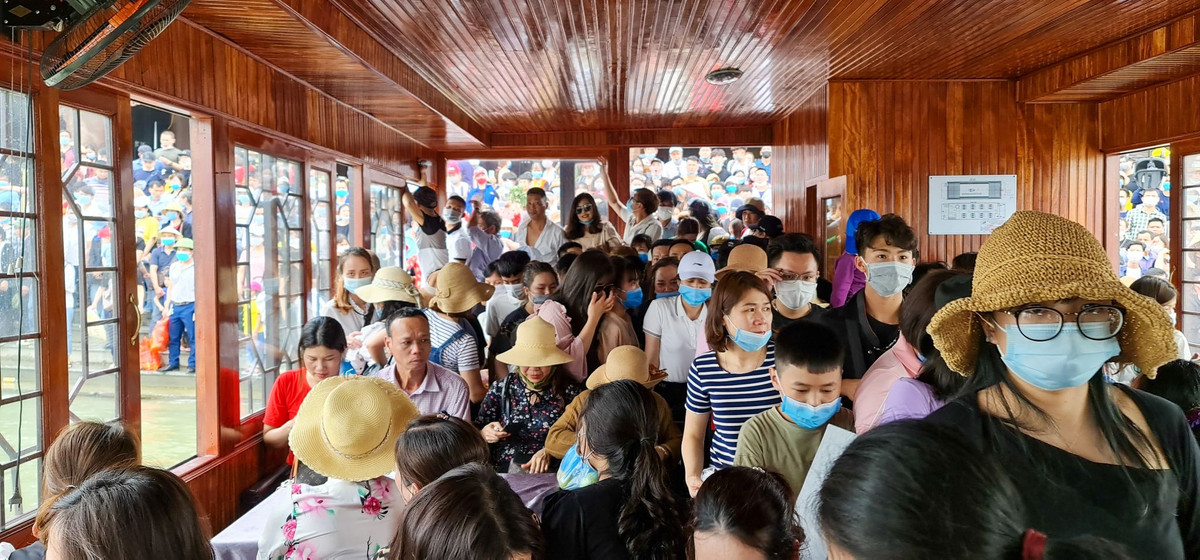 Tuy nhiên, do lượng khách đông, nên nhiều khu vực quá tải. Hơn nữa, nhiều du khách chụp ảnh nên đã bỏ khẩu trang.
