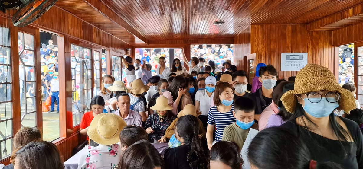 Tuy nhiên, do lượng khách đông, nên nhiều khu vực quá tải. Hơn nữa, nhiều du khách chụp ảnh nên đã bỏ khẩu trang.