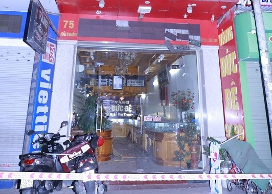 Cong an Hai Phong dang truy bat ke nem “min” vao tiem vang Duc De-Hinh-2