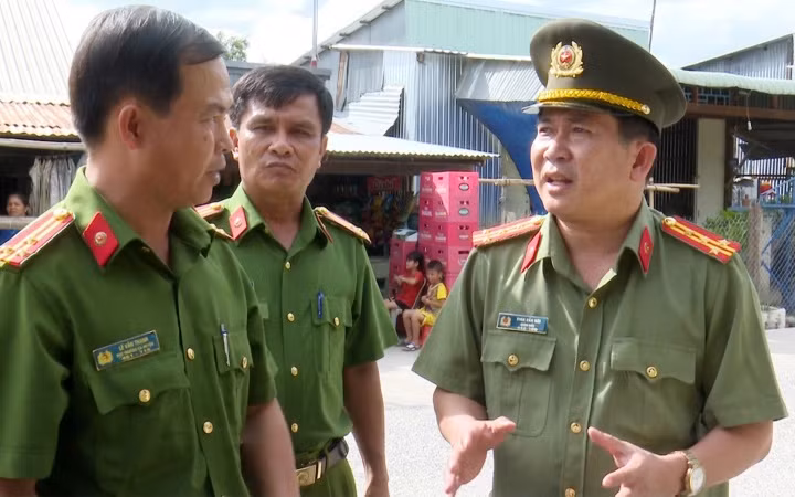 Khẳng định đối tượng Mãnh mua bán hàng giả trong thời gian dài, thu lợi nhuận cao nên tìm cách chi tiền để đẩy ông đi nơi khác, đại tá Đinh Văn Nơi nói rằng, vụ việc này là các đối tượng lừa đảo nhau. Bởi Mãnh chuyển 10 tỷ đồng cho các đối tượng nhưng không chi được cho cơ quan, tổ chức nào nên chuyển lại tiền cho Mãnh và một phần tiền đó họ chia nhau. (Ảnh Quốc Dũng/Nhân dân)