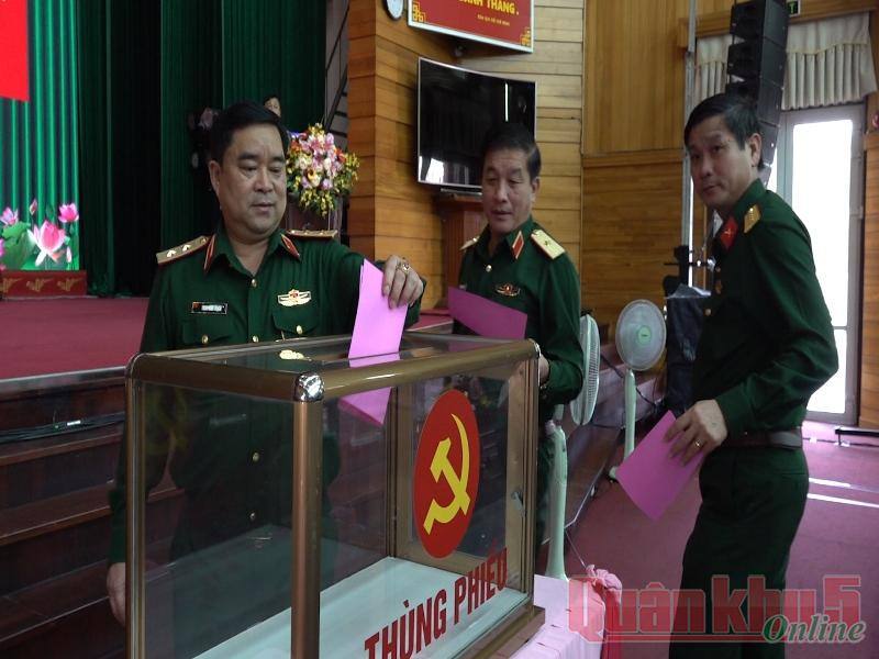 Tại Quân khu 5, Đại tá Lê Ngọc Hải, Phó Tư lệnh, Tham mưu trưởng Quân khu được giới thiệu tham gia ứng cử ĐBQH. Ảnh: Quân khu 5