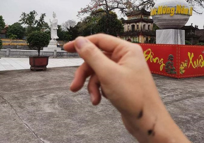 Tru tri chua Hung Khanh dap nhang, duoi khach khi chup anh tai chua-Hinh-2