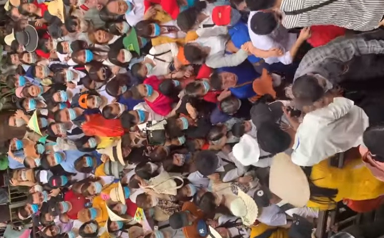 Dù Ban quản lý chùa Tam Chúc phải ba lần tạm dừng bán vé xe điện, vé thuyền để tránh ùn tắc nhưng tình trạng chen lấn, xô đẩy, tập trung đông người không đảm bảo khoảng cách vẫn xảy ra.