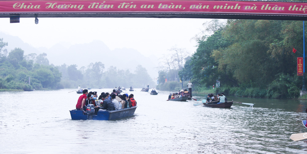 Tuy nhiên thực tế, các phương án chưa được triển khai nghiêm túc. Vẫn có tình trạng thuyền chở tới hơn 30 người, người dân khá lơ là việc đeo khẩu trang phòng chống dịch COVID-19. Ảnh: Kinh tế Đô thị. 