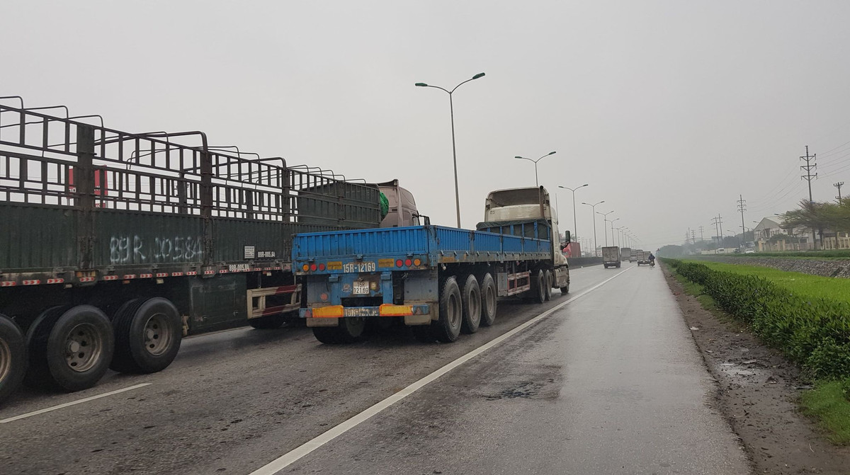 Cảnh tượng các phương tiện tấp nập trở lại là do nhu cầu lưu thông trên tuyến quốc lộ này rất lớn.