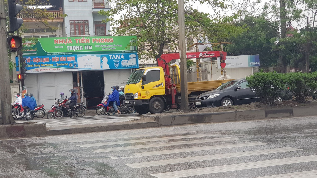 Nhiều phương tiện được lưu thông trên QL5 mà không bị hạn chế như trước.