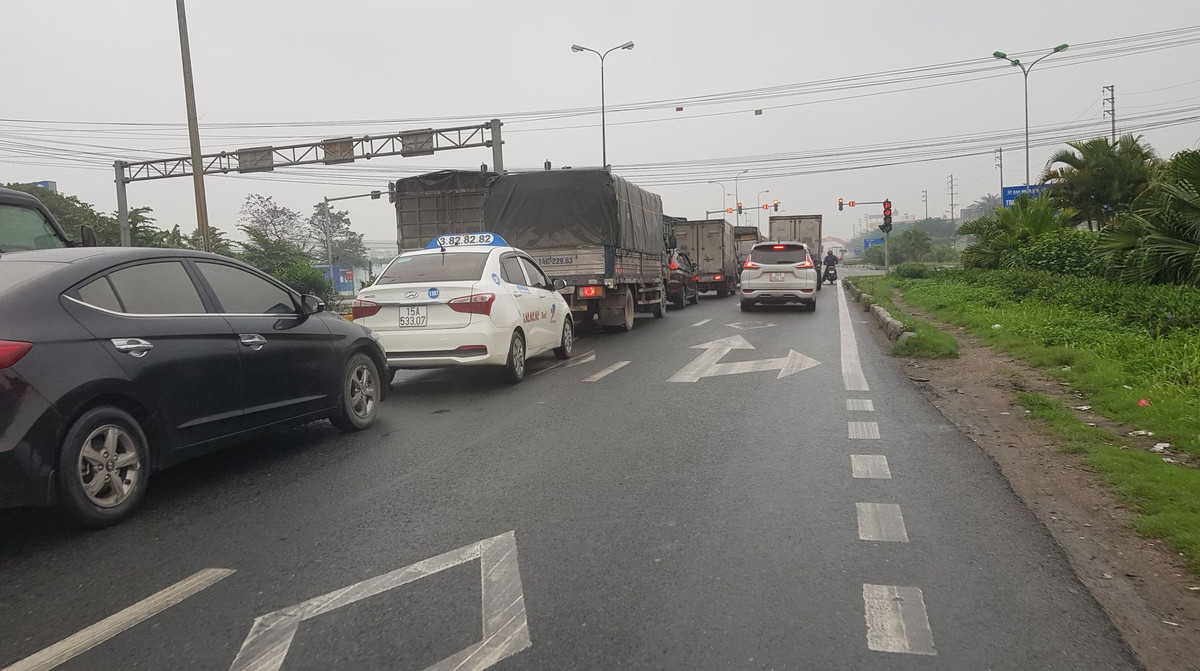 Người xe tấp nập như thời điểm chưa có COVID-19 ở Hải Dương.