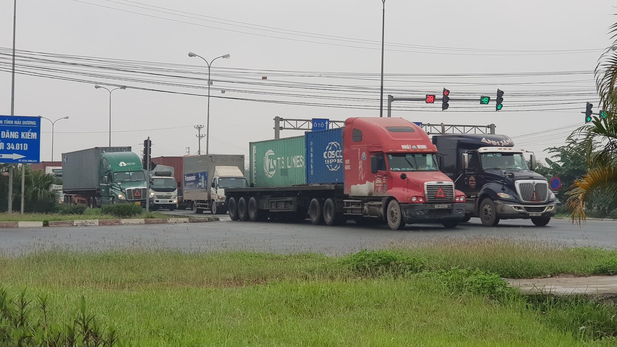 Chỉ cần dừng đèn đỏ là cảnh ùn tắc xảy ra.