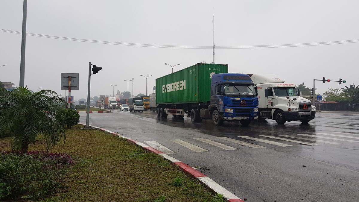 Nhiều lái xe phấn khởi khi Quốc lộ 5 không còn bị hạn chế lưu thông. 