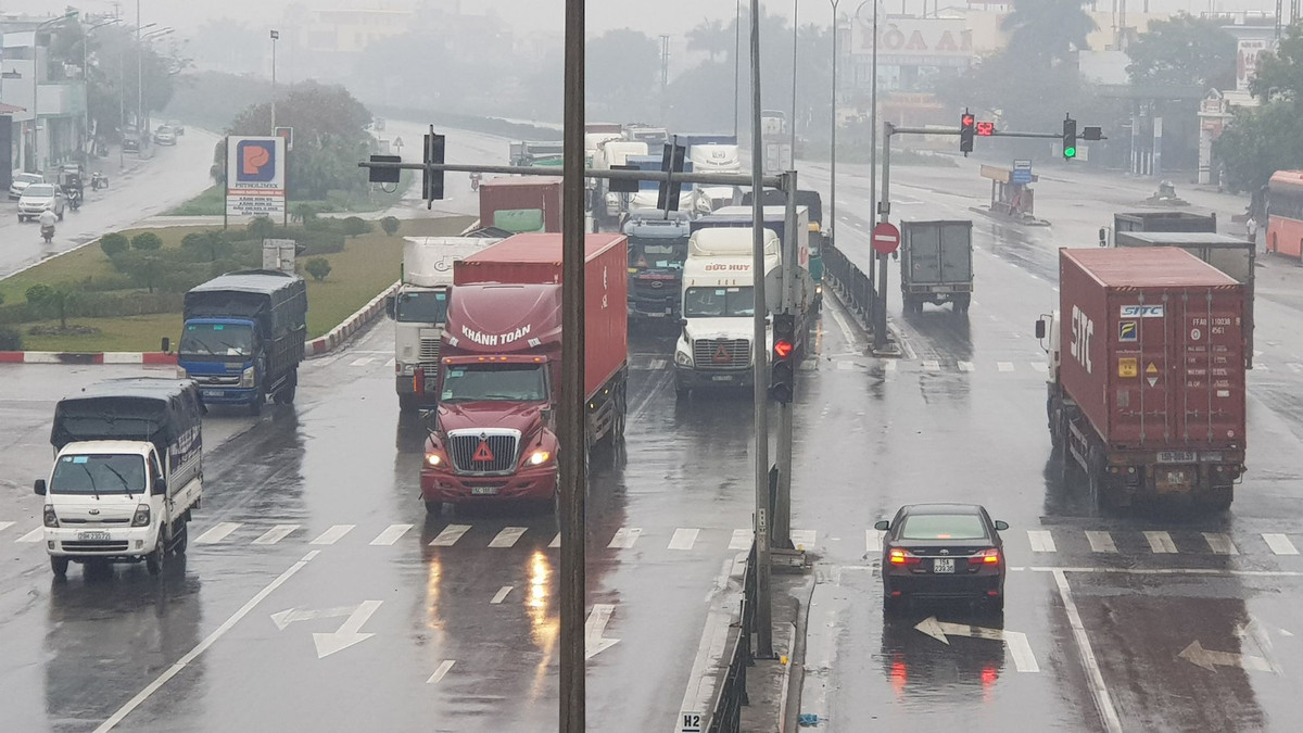 QL5 tấp nập phương tiện là tín hiệu vui cho phát triển kinh tế xã hội.