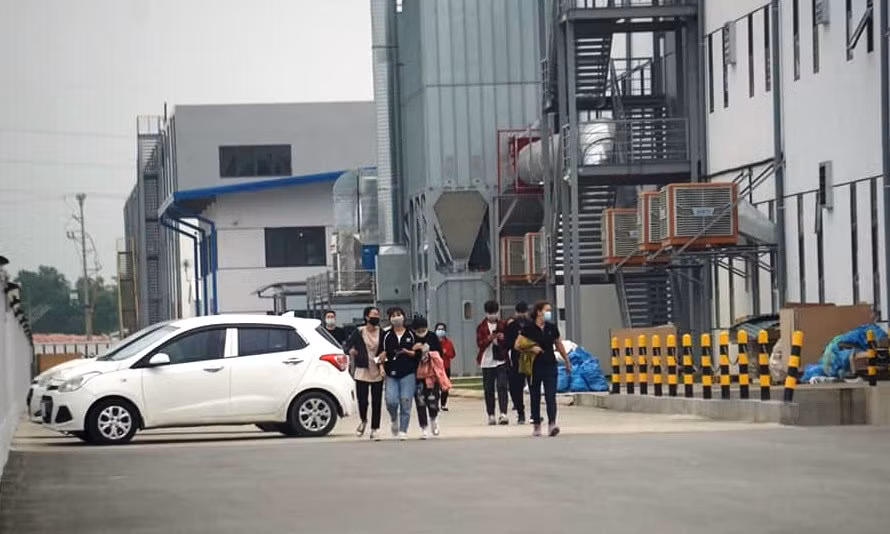 Kiem tra COVID-19, cong nhan Cty Eastech “thao chay”: Xu phat 20 trieu dong