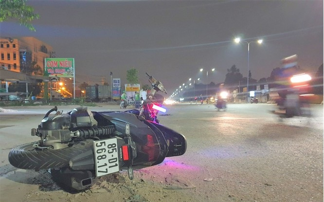  Một sĩ quan quân đội bị xe máy tông tử vong gần trụ sở. Rạng sáng 21/3, tại ngã tư 550 (thuộc phường Dĩ An, TP Dĩ An, Bình Dương), một nam thanh niên (20 tuổi) chạy xe máy biển số 85D1-568.17 đã tông trúng anh N.M.C (36 tuổi) đang đi bộ băng qua đường gần trụ sở làm việc. Hậu quả khiến anh C. tử vong, người điều khiển xe máy đang nguy kịch. Ảnh: Tiền Phong.