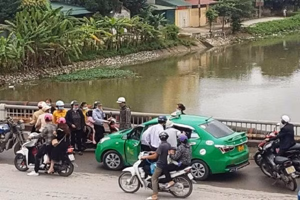  Tài xế taxi lao xuống sông cứu sống cô gái nhảy cầu tự tử. Khoảng 11h ngày 20/3, anh Lê Huy Sinh – tài xế taxi Mai Linh Thanh Hóa chở khách từ TP Thanh Hóa về TP Sầm Sơn và phát hiện một cô gái trẻ định tự tử tại cầu phường Đông Hải (TP Thanh Hóa). Khi cô gái nhảy xuống, nam tài xế liền lao xuống dòng sông Thống Nhất cứu và đưa cô gái lên bờ an toàn. Ảnh: Công lý.