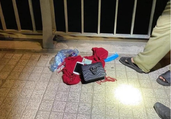  Để lại thư tuyệt mệnh, cô gái nhảy cầu Hóa An tự tử. Chiều 21/3, lựclượng cứu nạn cứu hộ Công an TP Biên Hoà (Đồng Nai) tiếp tục tìm kiếm một cô gái nhảy cầu Hóa An tự tử. Rạng sáng cùng ngày, cô gái đi bộ đến cầu Hóa An nhảy xuống sông Đồng Nai tự tử. Lá thư tuyệt mệnh để lại, cô gái xin lỗi người thân và tự tử do buồn chán cuộc sống.