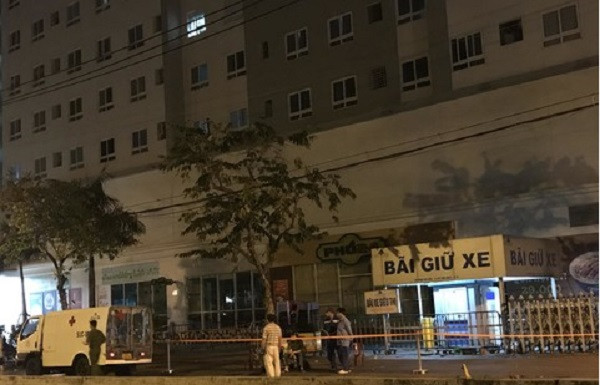  Hai cô gái trẻ rơi sân thượng chung cư xuống đất tử vong ở TP HCM. Khoảng 3h sáng 21/3, người dân phát hiện hai cô gái trẻ tử vong tại lối đi chung cạnh Block A1, chung cư Topaz Home cao 20 tầng (đường Phan Văn Hớn, phường Tân Thới Nhất, quận 12). Trước đó, ít phút, 2 cô gái đi bộ vào chung cư và cãi nhau trước khi vào thang máy, sau đó xảy ra sự việc trên. Ảnh: CATPHCM.