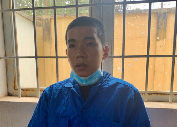  Khởi tố gã thanh niên "đòi cưới bé gái". Ngày 21/3, Công an huyện Tân Châu (Tây Ninh) khởi tố bị can, bắt tạm giam Huỳnh Đức Khang (SN 2000, xã Tân Hà, huyện Tân Châu) về hành vi giao cấu với người từ đủ 13 tuổi đến dưới 16 tuổi. Khang và bé T. (SN 2005) nảy sinh tình cảm và đã quan hệ 4 lần. Bị gia đình bé T. không cho cưới, Khang từng có ý định tự tử. Ảnh: CAND