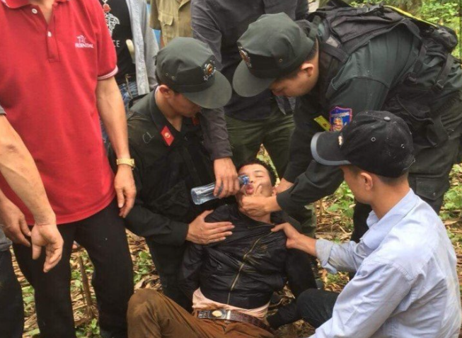 Hơn 100 cán bộ, chiến sĩ cảnh sát được huy động để truy bắt nghi phạm. Lần theo những nguồn tin nhận được, sáng 3/9/2018, công an xác định Hoàng đang lẩn trốn tại khu vực núi đá Tai Mèo (thuộc bản Un, xã Song Khủa, huyện Vân Hồ). Đây là khu vực núi cao, vực sâu, hiểm trở, cây cối rậm rạp. Ròng rã suốt 2 ngày, tới gần 10h ngày 4/9, lực lượng chức năng đã bắt giữ thành công Lèo Văn Hoàng, thu giữ trên người đối tượng 1 chứng minh nhân dân mang ông N.Đ.T., 3 triệu đồng, 1 xe máy (đối tượng cướp của nạn nhân) và một số vật chứng liên quan khác. 