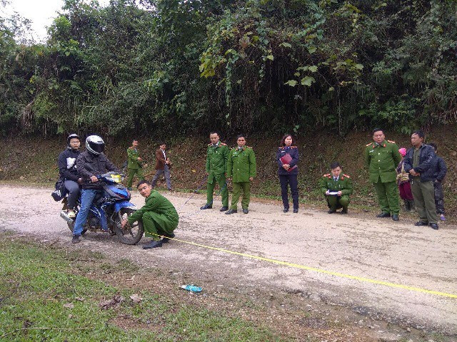 Chiều tối 2/9, Hoàng mang theo dao và quần áo sau đó gọi điện thoại thuê ông T. chở đến bến phà Song Khủa, huyện Vân Hồ, tỉnh Sơn La. Khi đến đoạn đường vắng thuộc bản Suối Liếm, Hoàng đã dùng dao tấn công ông T., khiến nạn nhân tử vong tại chỗ. Sau khi gây án, Hoàng cướp chiếc xe máy có giá trị hơn 11 triệu đồng và 2,5 triệu tiền mặt. (Hiện trường nơi xảy ra án mạng)