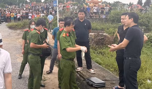 Vụ việc hy hữu xảy ra khiến dư luận hoang mang. Chưa bao giờ người dân làng Triều Công chứng kiến một vụ việc đáng sợ, mất nhân tính như vậy. Xác định tính chất nghiêm trọng, Giám đốc và Thủ trưởng Cơ quan Cảnh sát điều tra Công an tỉnh Thanh Hóa đã chỉ đạo Phòng Cảnh sát hình sự chủ trì, phối hợp với Công an huyện Quảng Xương, Phòng Kỹ thuật hình sự, Phòng Kỹ thuật nghiệp vụ... khẩn trương điều tra làm rõ, bắt giữ đối tượng nhằm ổn định tình hình. (Ảnh: Người lao động) 