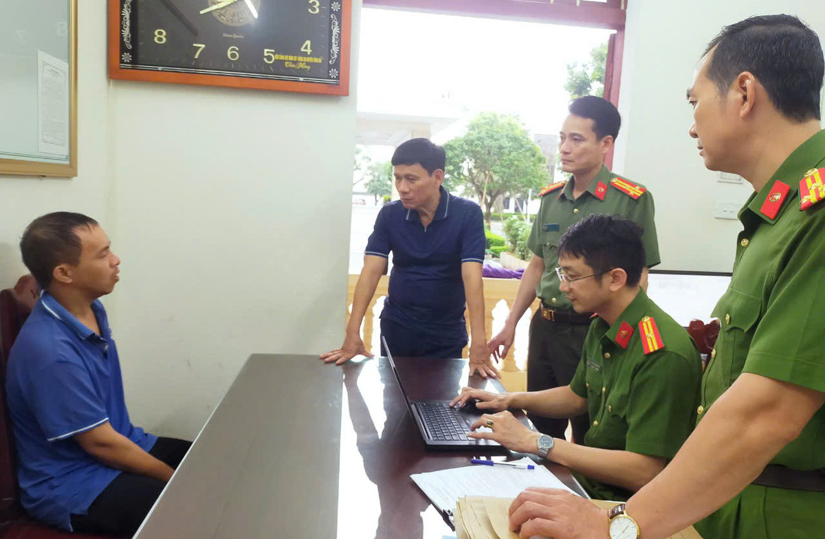 Sáng 10/9, Nam soạn tin nhắn gửi cho chị L với nội dung “chị L ơi, vợ chồng chị chuẩn bị cho em 5 tỷ đồng, từ đây đến thứ 5 tuần này không được báo công an, em mà thấy gia đình chị báo công an thì gia đình chị không bao giờ thấy bộ xương của bố chồng chị đâu...”. Nhắn tin xong, đối tượng xóa nội dung hội thoại, hủy sim, tắt nguồn và giấu chiếc điện thoại để phi tang. Tuy nhiên, chỉ một thời gian ngắn, hành vi của đối tượng đã bị cơ quan công an điều tra làm rõ. 