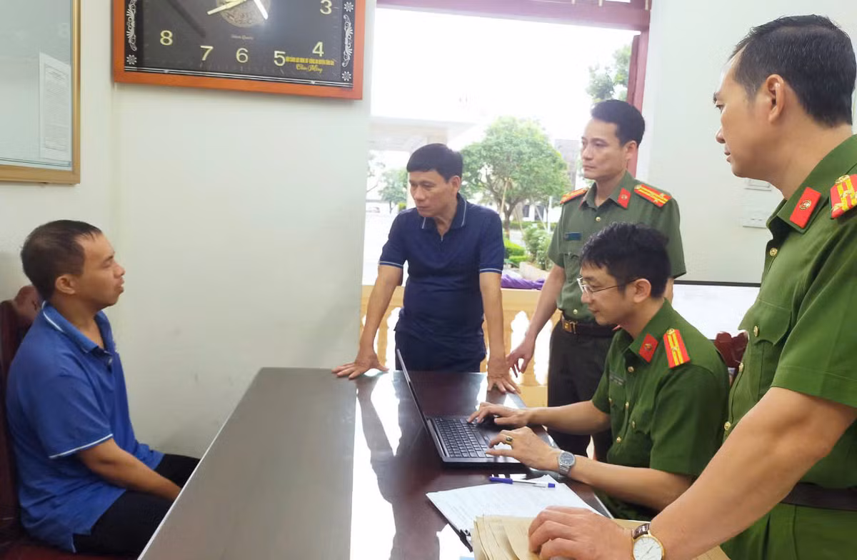 Sáng 10/9, Nam soạn tin nhắn gửi cho chị L với nội dung “chị L ơi, vợ chồng chị chuẩn bị cho em 5 tỷ đồng, từ đây đến thứ 5 tuần này không được báo công an, em mà thấy gia đình chị báo công an thì gia đình chị không bao giờ thấy bộ xương của bố chồng chị đâu...”. Nhắn tin xong, đối tượng xóa nội dung hội thoại, hủy sim, tắt nguồn và giấu chiếc điện thoại để phi tang. Tuy nhiên, chỉ một thời gian ngắn, hành vi của đối tượng đã bị cơ quan công an điều tra làm rõ. 
