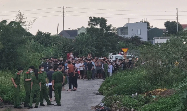 Khám nghiệm hiện trường cho thấy phần mộ bị đào xới lấy mất xương hộp sọ và một số xương khác. Bên cạnh đó, qua cách xưng hô trong nội dung tin nhắn, đến việc am hiểu vị trí đặt ngôi mộ... cho thấy nhiều khả năng hung thủ là người thân, quen biết. Từ đây, các điều tra viên tiếp tục khai thác tất cả những người khả nghi, những người có biểu hiện túng thiếu tiền nong, gặp khó khăn trong kinh tế. (Ảnh: Người lao động) 