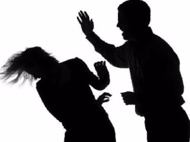 Châu kéo xác bà C. dựa vào cửa buồng. Trong lúc đó, một số người dân xung quanh nghe tiếng kêu cứu từ nhà Châu, nên chạy sang xem. Từ ngoài cửa, họ nhìn thấy một người phụ nữ ngồi gục ở cửa buồng, tóc xõa xuống mặt. Nhưng khi được hỏi thì Châu nói: “Con đánh con bồ chứ không có gì cả”. Sau khi đánh lạc hướng mọi người, Châu nhanh chóng lột hết số nữ trang mà bà C. đeo trên người bỏ vào túi nhựa màu đen. (Ảnh minh họa, nguồn internet)