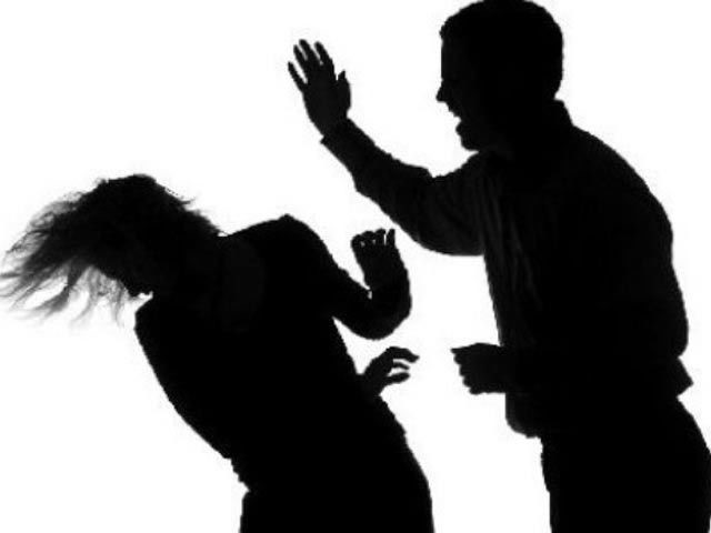 Châu kéo xác bà C. dựa vào cửa buồng. Trong lúc đó, một số người dân xung quanh nghe tiếng kêu cứu từ nhà Châu, nên chạy sang xem. Từ ngoài cửa, họ nhìn thấy một người phụ nữ ngồi gục ở cửa buồng, tóc xõa xuống mặt. Nhưng khi được hỏi thì Châu nói: “Con đánh con bồ chứ không có gì cả”. Sau khi đánh lạc hướng mọi người, Châu nhanh chóng lột hết số nữ trang mà bà C. đeo trên người bỏ vào túi nhựa màu đen. (Ảnh minh họa, nguồn internet)