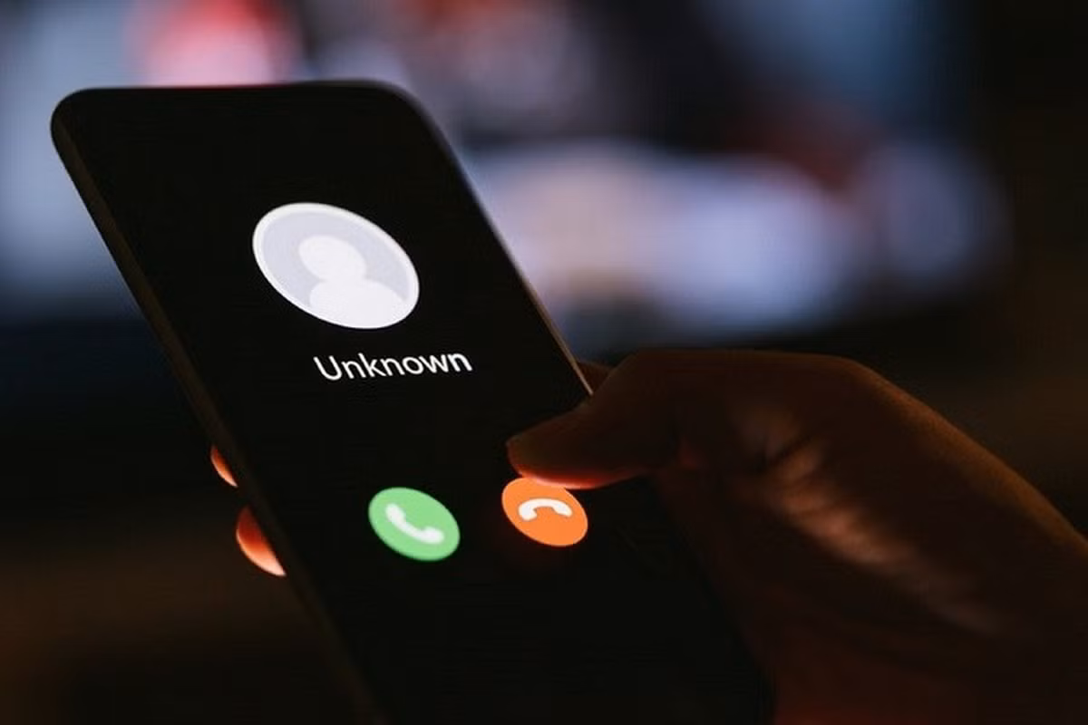 Đến chiều ngày 10/9/2013, chờ mãi không thấy bà C. đi chợ về nên chồng bà là ông N.V.R. hốt hoảng đi tìm. Tuy nhiên, sau nhiều giờ tìm kiếm không tìm thấy, nên gia đình đã trình báo Công an xã Sơn Phú. Trong lúc mọi người đang hoảng loạn đi tìm bà C., Châu có điện về cho anh ruột của mình là N.H.D. (SN 1967, ngụ xã Bình Phú, TP. Bến Tre) thông báo đã giết chết bà C. và giấu xác trong góc bếp. Đồng thời, Châu cũng chỉ cho người thân của mình nơi cất giấu vàng. (Ảnh minh họa, nguồn internet)