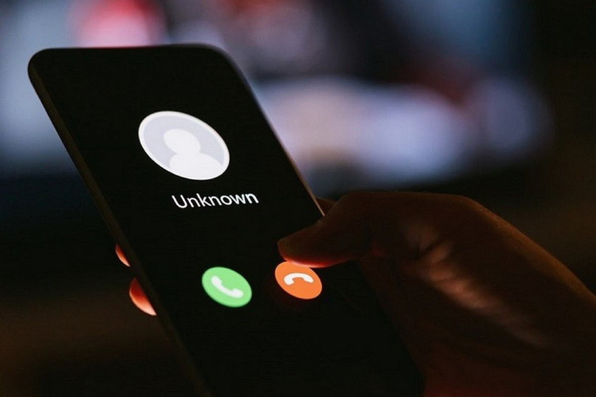 Đến chiều ngày 10/9/2013, chờ mãi không thấy bà C. đi chợ về nên chồng bà là ông N.V.R. hốt hoảng đi tìm. Tuy nhiên, sau nhiều giờ tìm kiếm không tìm thấy, nên gia đình đã trình báo Công an xã Sơn Phú. Trong lúc mọi người đang hoảng loạn đi tìm bà C., Châu có điện về cho anh ruột của mình là N.H.D. (SN 1967, ngụ xã Bình Phú, TP. Bến Tre) thông báo đã giết chết bà C. và giấu xác trong góc bếp. Đồng thời, Châu cũng chỉ cho người thân của mình nơi cất giấu vàng. (Ảnh minh họa, nguồn internet)