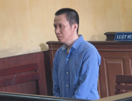 Trong suốt quá trình điều tra, Châu không thừa nhận một mình thực hiện hành vi phạm tội giết người, cướp tài sản nói trên. Đối tượng khai nhận, rạng sáng ngày 10/9/2013, Châu có rước một phụ nữ làm gái mại dâm tên U. (không rõ họ tên, địa chỉ) về nhà. Sáng 10/9, người phụ nữ này dùng đoạn gỗ dừa đánh nạn nhân. Khi bà C. kêu cứu thì Châu mới dùng dao Thái Lan đâm sau lưng nạn nhân 2 nhát. Gây án xong, người phụ nữ tên U. lấy vàng của nạn nhân đem chôn ở gốc kiểng. 