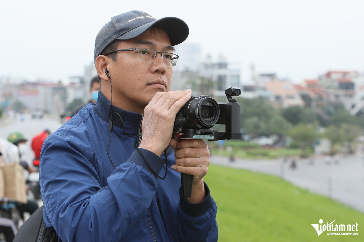 Anh Vũ Hồng Nam (trú tại Long Biên, Hà Nội) cho biết, anh đam mê chụp ảnh máy bay nên khi biết thông tin trong sự kiện Triển lãm Quốc phòng quốc tế Việt Nam sắp tới có tiết mục bay chào mừng đã rất háo hức.