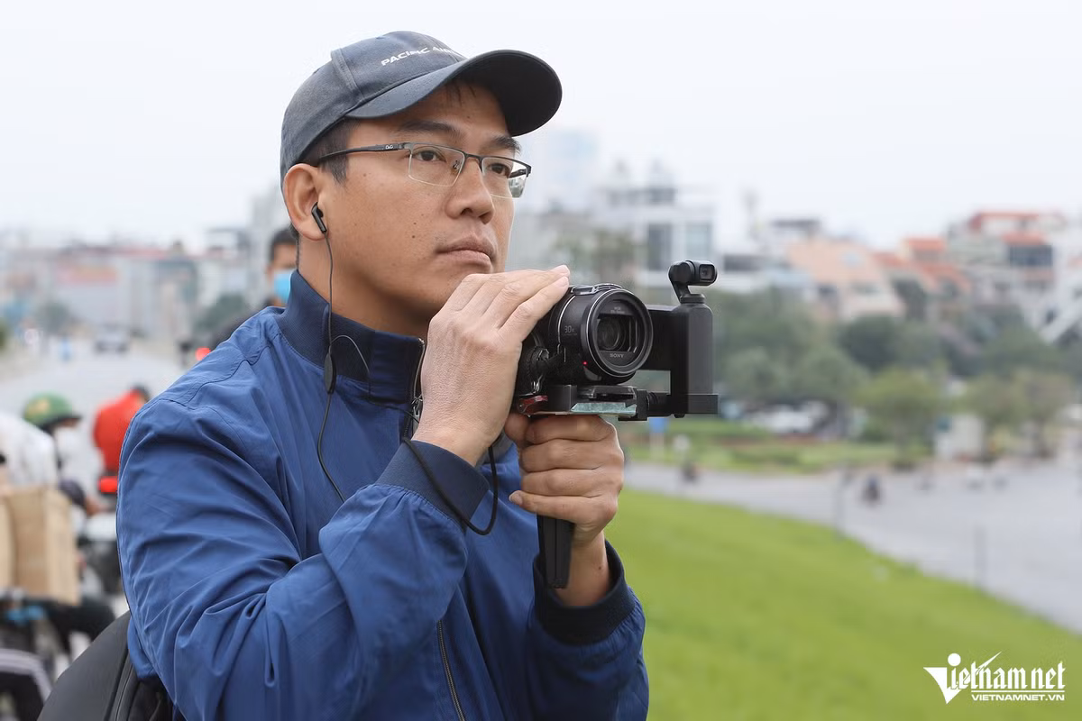 Anh Vũ Hồng Nam (trú tại Long Biên, Hà Nội) cho biết, anh đam mê chụp ảnh máy bay nên khi biết thông tin trong sự kiện Triển lãm Quốc phòng quốc tế Việt Nam sắp tới có tiết mục bay chào mừng đã rất háo hức.