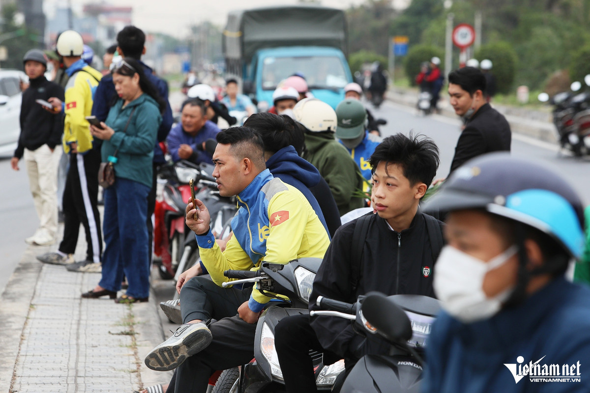Anh Nguyễn Huy (Đống Đa, Hà Nội) chia sẻ, nhà cách sân bay Gia Lâm khoảng 10km nhưng khi biết có lịch máy bay tiêm tiêm kích luyện tập đã sắp xếp công việc để đến theo dõi.