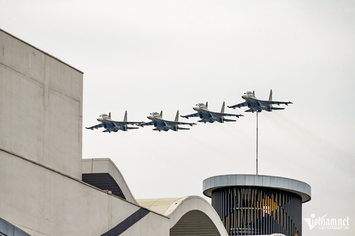 Lực lượng Không quân Việt Nam bay chào mừng; đặc công, quân khuyển Biên phòng Việt Nam sẽ biểu diễn chào mừng triển lãm. Tại triển lãm lần này, người dân được tham quan từ 13h ngày 21/12 đến hết ngày 22/12.