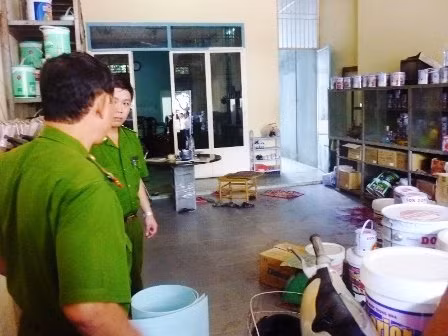 Qua khám nghiệm hiện trường, nạn nhân bị giết bởi hàng loạt vết đâm bằng dao. Nhiều thùng sơn có sự chuyển dịch, đồ đạc xáo trộn cho thấy đã có sự giằng co giữa hung thủ và nạn nhân. Điện thoại và xe máy của nạn nhân bị mất nên Công an nhận định đây là vụ án giết người cướp tài sản. (Hiện trường nơi xảy ra vụ án mạng- ảnh: Báo Vietnamnet)