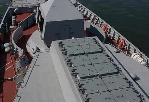 Redut có thể lắp trên các tàu lớp Projekt 20380, 20385 và tàu lớp Projekt 22350. Hệ thống Redut được chuẩn hóa về tên lửa và một số bộ phận khác với hệ thống tên lửa phòng không mặt đất cơ động Vityaz.