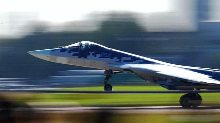 "Động thái trên là kết quả của một cuộc chạy đua vũ trang khác, bởi vì Mỹ gần đây đã công khai ủng hộ đối thủ láng giềng của Algeria đó là Morocco, ngoài ra họ còn cần Su-57 cho cuộc xung đột tại Libya".